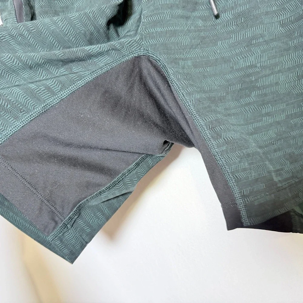 LuLuLemon Mens T.H.E. shorts jacquard chevron print green black Medium
